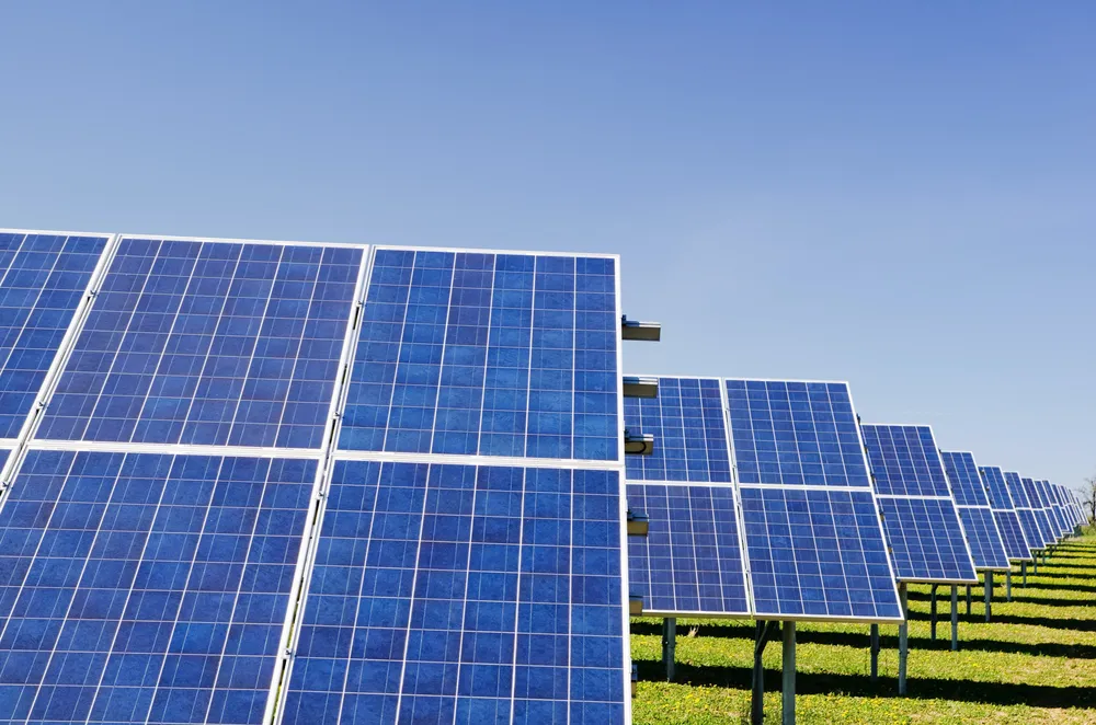 Painéis solares: Fundo do BTG investirá em projetos de geração distribuída de energia — Foto: Zbynek Burival/Unsplash